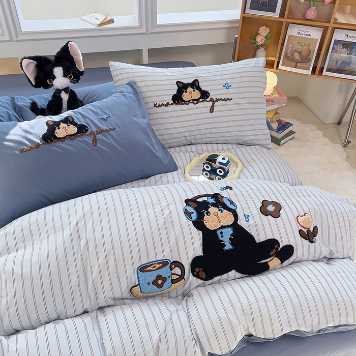 91家纺网 家纺一手货源 找家纺 炫拼家纺 2026新款多巴胺系列A类全棉40支水洗棉卡通毛巾绣四件套 多巴胺一咖啡猫