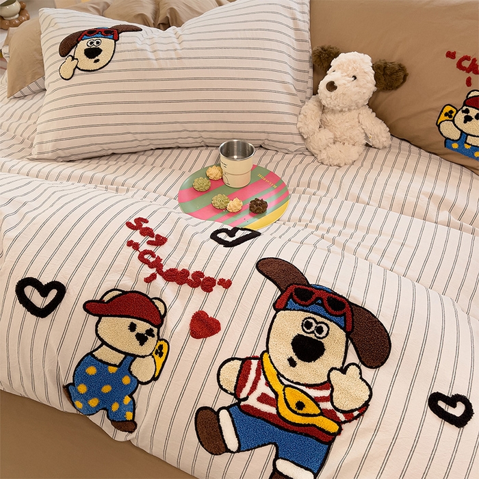 91家纺网 家纺一手货源 找家纺 炫拼家纺 2026新款多巴胺系列A类全棉40支水洗棉卡通毛巾绣四件套 多巴胺一小熊与狗