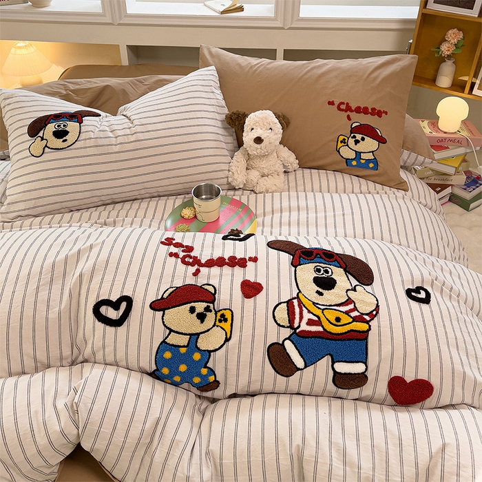 91家纺网 家纺一手货源 找家纺 炫拼家纺 2026新款多巴胺系列A类全棉40支水洗棉卡通毛巾绣四件套 多巴胺一小熊与狗