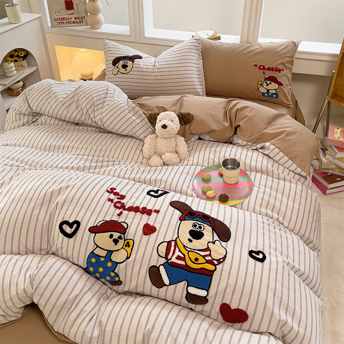 91家纺网 家纺一手货源 找家纺 炫拼家纺 2026新款多巴胺系列A类全棉40支水洗棉卡通毛巾绣四件套 多巴胺一小熊与狗