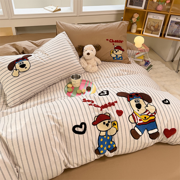 91家纺网 家纺一手货源 找家纺 炫拼家纺 2026新款多巴胺系列A类全棉40支水洗棉卡通毛巾绣四件套 多巴胺一小熊与狗