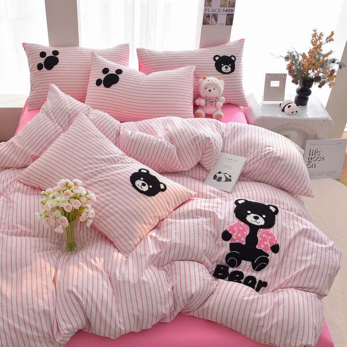 91家纺网 家纺一手货源 找家纺 炫拼家纺 2026新款多巴胺系列A类全棉40支水洗棉卡通毛巾绣四件套 多巴胺-小黑熊