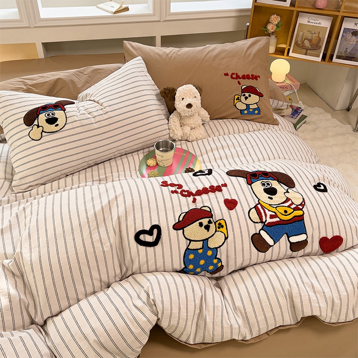 91家纺网 家纺一手货源 找家纺 炫拼家纺 2026新款多巴胺系列A类全棉40支水洗棉卡通毛巾绣四件套 多巴胺一小熊与狗