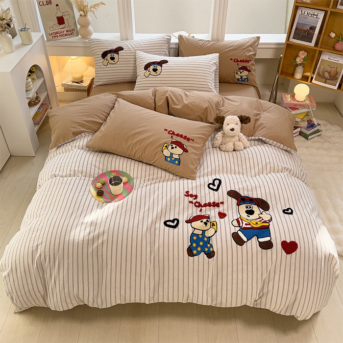 91家纺网 家纺一手货源 找家纺 炫拼家纺 2026新款多巴胺系列A类全棉40支水洗棉卡通毛巾绣四件套 多巴胺一小熊与狗