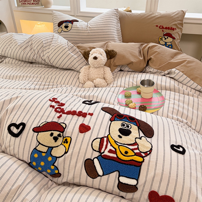 91家纺网 家纺一手货源 找家纺 炫拼家纺 2026新款多巴胺系列A类全棉40支水洗棉卡通毛巾绣四件套 多巴胺一小熊与狗