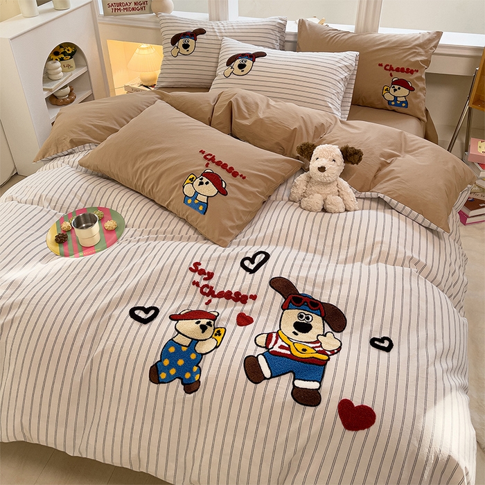 91家纺网 家纺一手货源 找家纺 炫拼家纺 2026新款多巴胺系列A类全棉40支水洗棉卡通毛巾绣四件套 多巴胺一小熊与狗