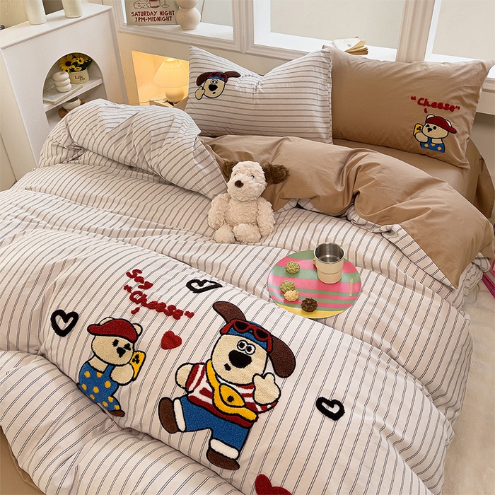 91家纺网 家纺一手货源 找家纺 炫拼家纺 2026新款多巴胺系列A类全棉40支水洗棉卡通毛巾绣四件套 多巴胺一小熊与狗