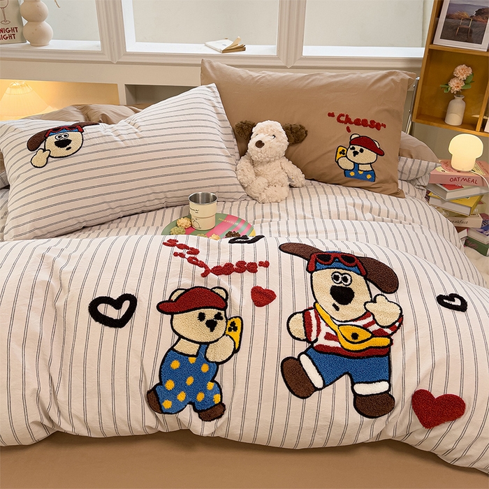 91家纺网 家纺一手货源 找家纺 炫拼家纺 2026新款多巴胺系列A类全棉40支水洗棉卡通毛巾绣四件套 多巴胺一小熊与狗