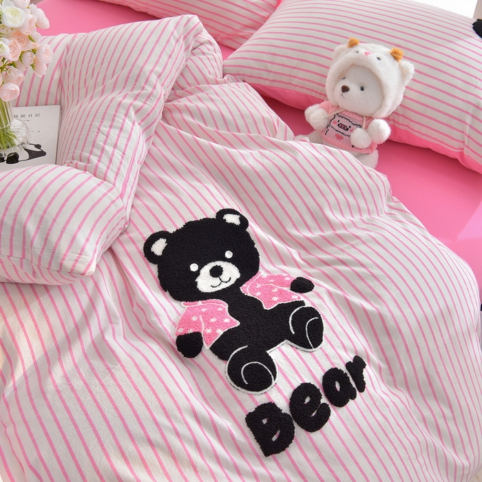 91家纺网 家纺一手货源 找家纺 炫拼家纺 2026新款多巴胺系列A类全棉40支水洗棉卡通毛巾绣四件套 多巴胺-小黑熊