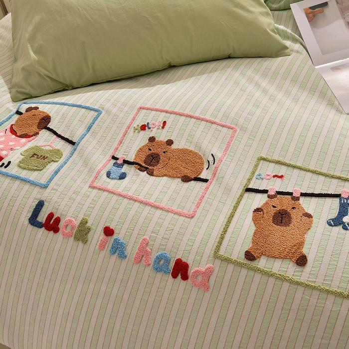 91家纺网 家纺一手货源 找家纺 炫拼家纺 2026新款多巴胺系列A类全棉40支水洗棉卡通毛巾绣四件套 多巴胺-惬意时光