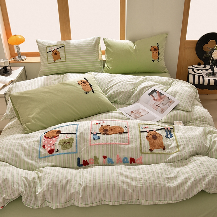 91家纺网 家纺一手货源 找家纺 炫拼家纺 2026新款多巴胺系列A类全棉40支水洗棉卡通毛巾绣四件套 多巴胺-惬意时光