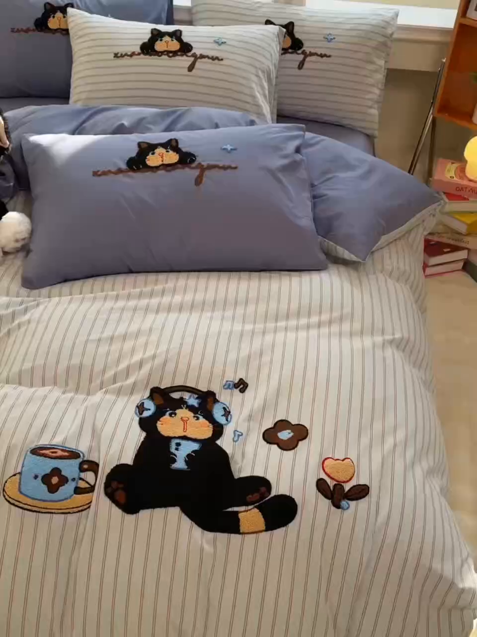 91家纺网 家纺一手货源 找家纺 炫拼家纺 2026新款多巴胺系列A类全棉40支水洗棉卡通毛巾绣四件套 多巴胺一咖啡猫