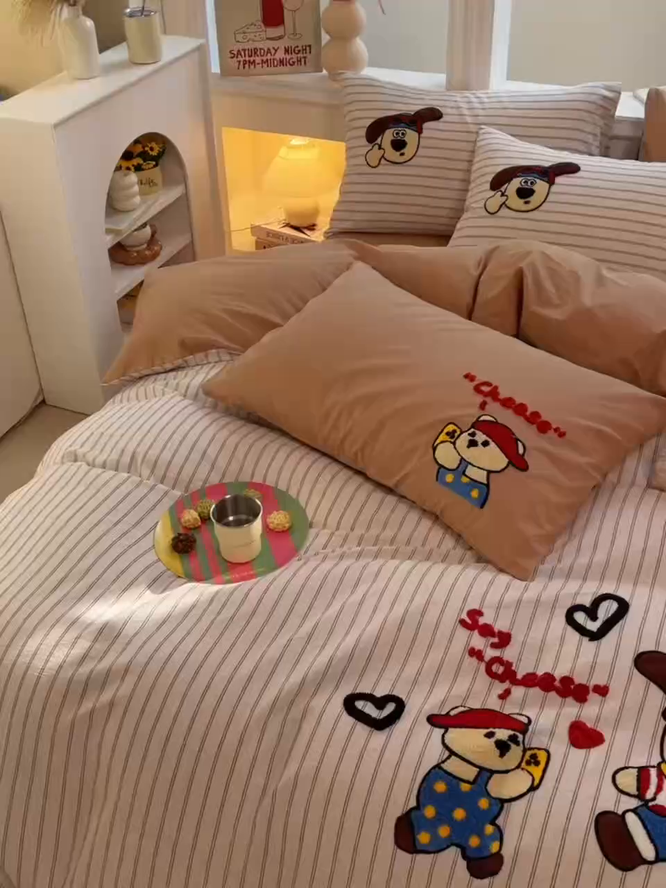 91家纺网 家纺一手货源 找家纺 炫拼家纺 2026新款多巴胺系列A类全棉40支水洗棉卡通毛巾绣四件套 多巴胺一小熊与狗