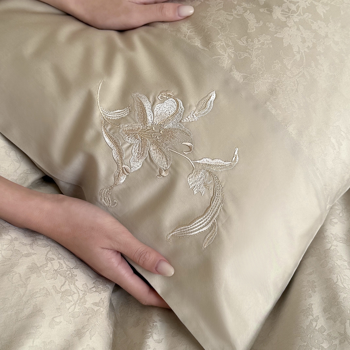 91家纺网 家纺一手货源 找家纺 鹿班家居 2026春季新品100S长绒棉提花刺绣系列四件套-兰心幽怀（标准会员-20元） 兰心幽怀-玉色