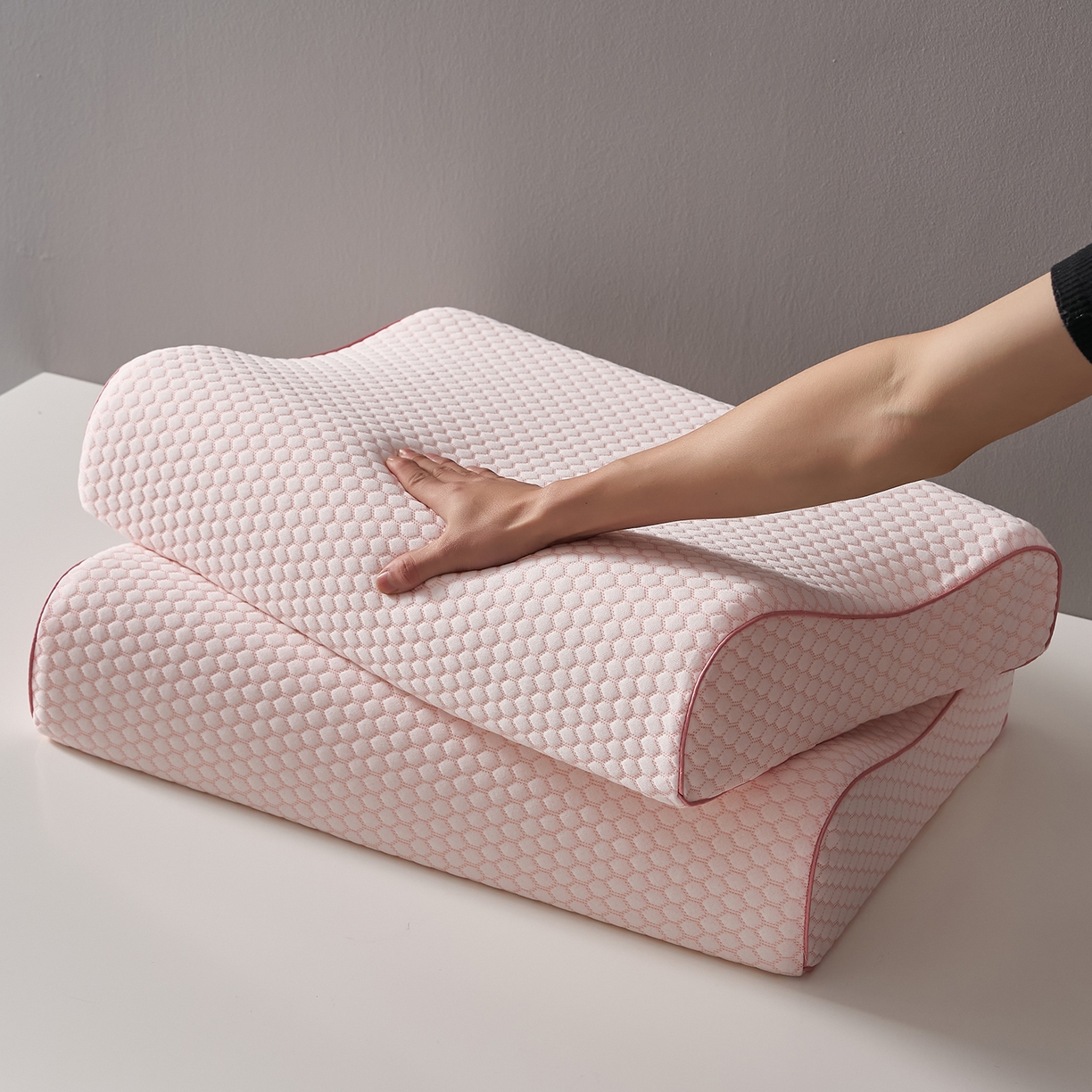 91家纺网 家纺一手货源 找家纺 乐可 2026新款慢回弹曲线水立方太空记忆枕枕头枕芯 水立方记忆枕-粉