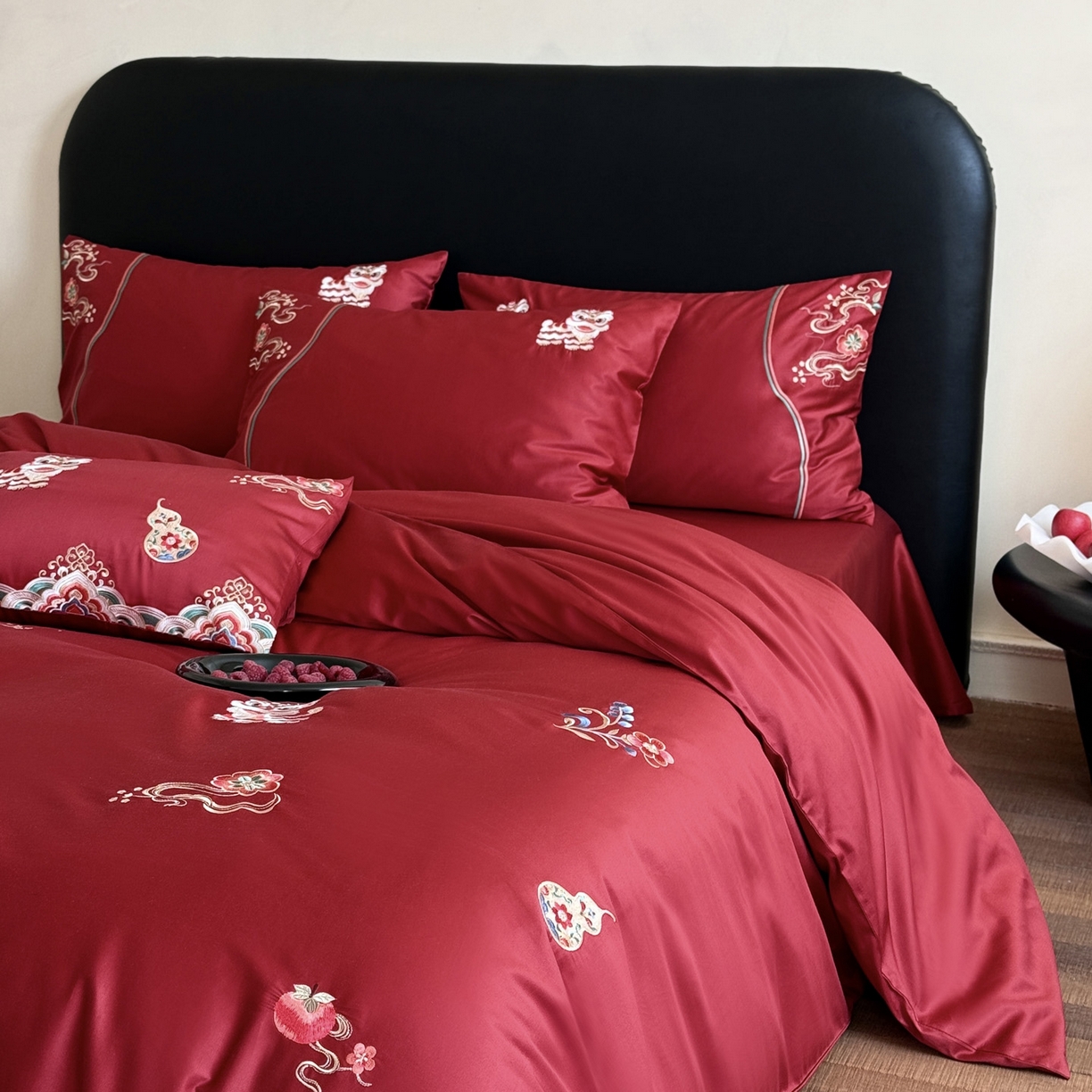 91家纺网 家纺一手货源 找家纺 （总）爱缦 2026新款100S全棉CR工艺极简轻奢刺绣四件套-福纳醒狮（券后控价：标准378，大号398）