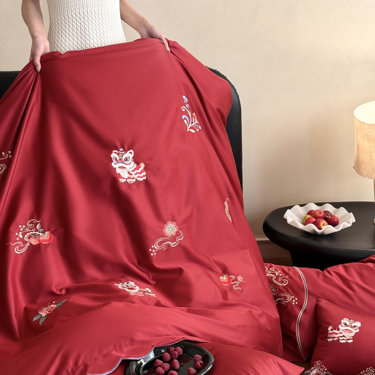 91家纺网 家纺一手货源 找家纺 （总）爱缦 2026新款100S全棉CR工艺极简轻奢刺绣四件套-福纳醒狮（券后控价：标准378，大号398）