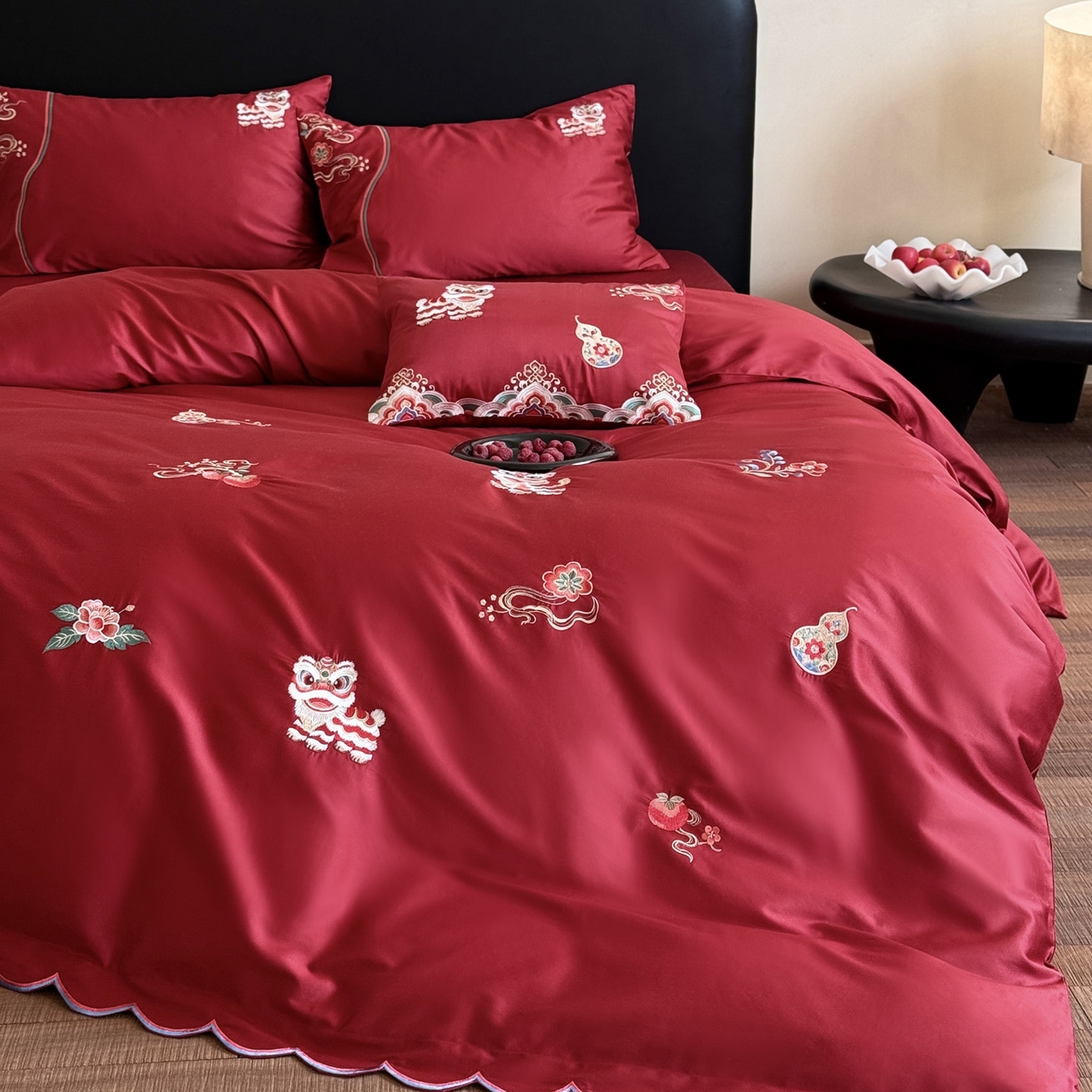 91家纺网 家纺一手货源 找家纺 （总）爱缦 2026新款100S全棉CR工艺极简轻奢刺绣四件套-福纳醒狮（券后控价：标准378，大号398）