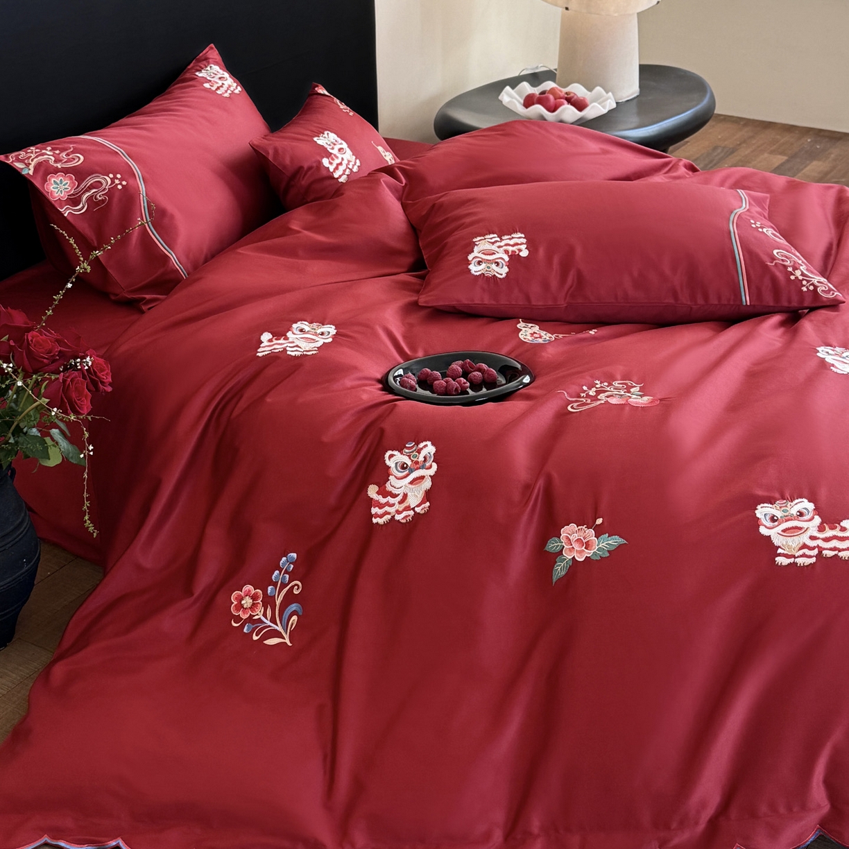 91家纺网 家纺一手货源 找家纺 （总）爱缦 2026新款100S全棉CR工艺极简轻奢刺绣四件套-福纳醒狮（券后控价：标准378，大号398）