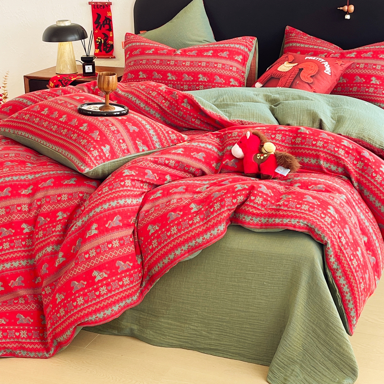 91家纺网 家纺一手货源 找家纺 春皖家纺 2026新款全棉色织双层纱提花百福系列拉链款-四件套 红绝影