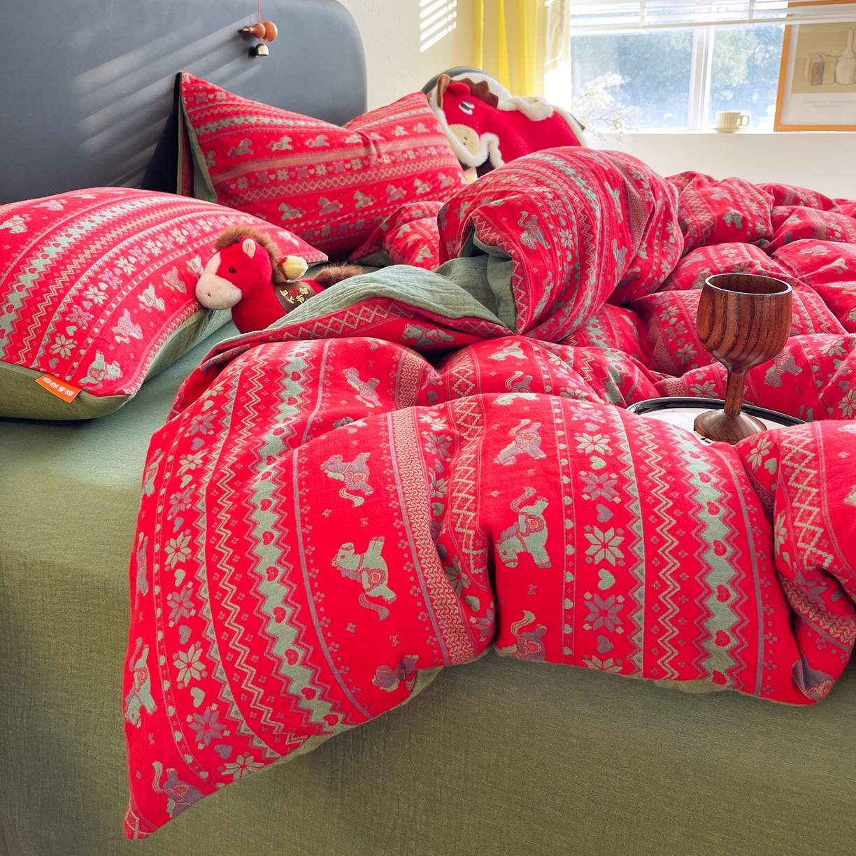 91家纺网 家纺一手货源 找家纺 春皖家纺 2026新款全棉色织双层纱提花百福系列拉链款-四件套 红绝影