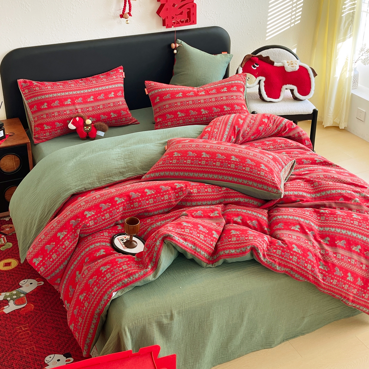 91家纺网 家纺一手货源 找家纺 春皖家纺 2026新款全棉色织双层纱提花百福系列拉链款-四件套 红绝影