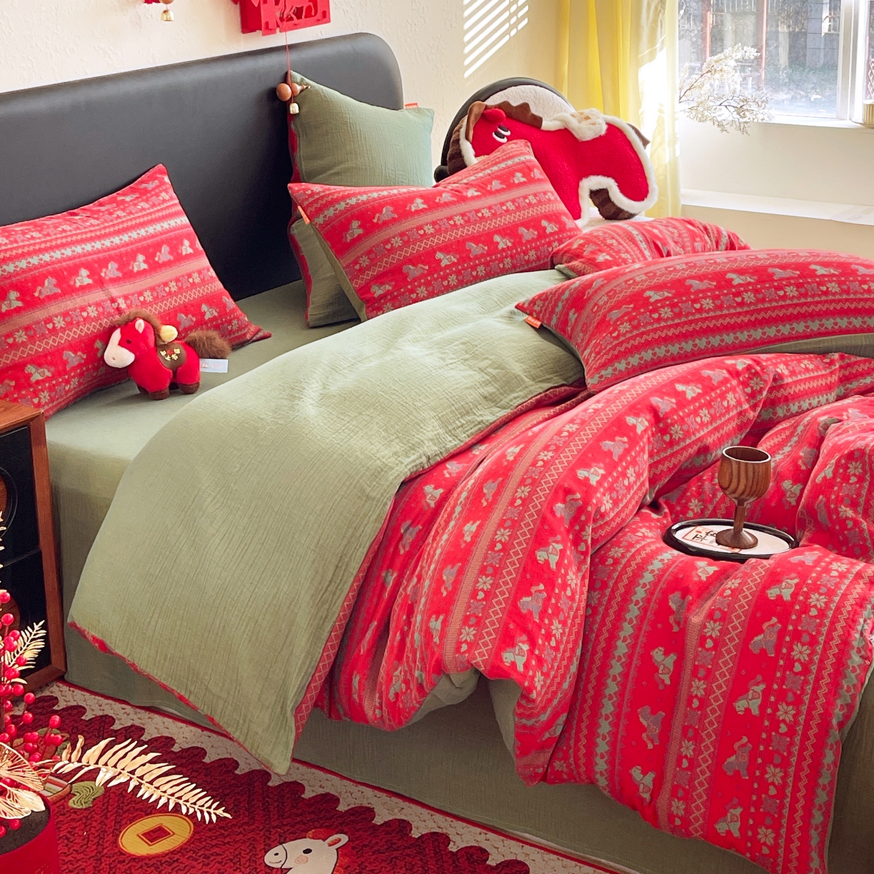 91家纺网 家纺一手货源 找家纺 春皖家纺 2026新款全棉色织双层纱提花百福系列拉链款-四件套 红绝影