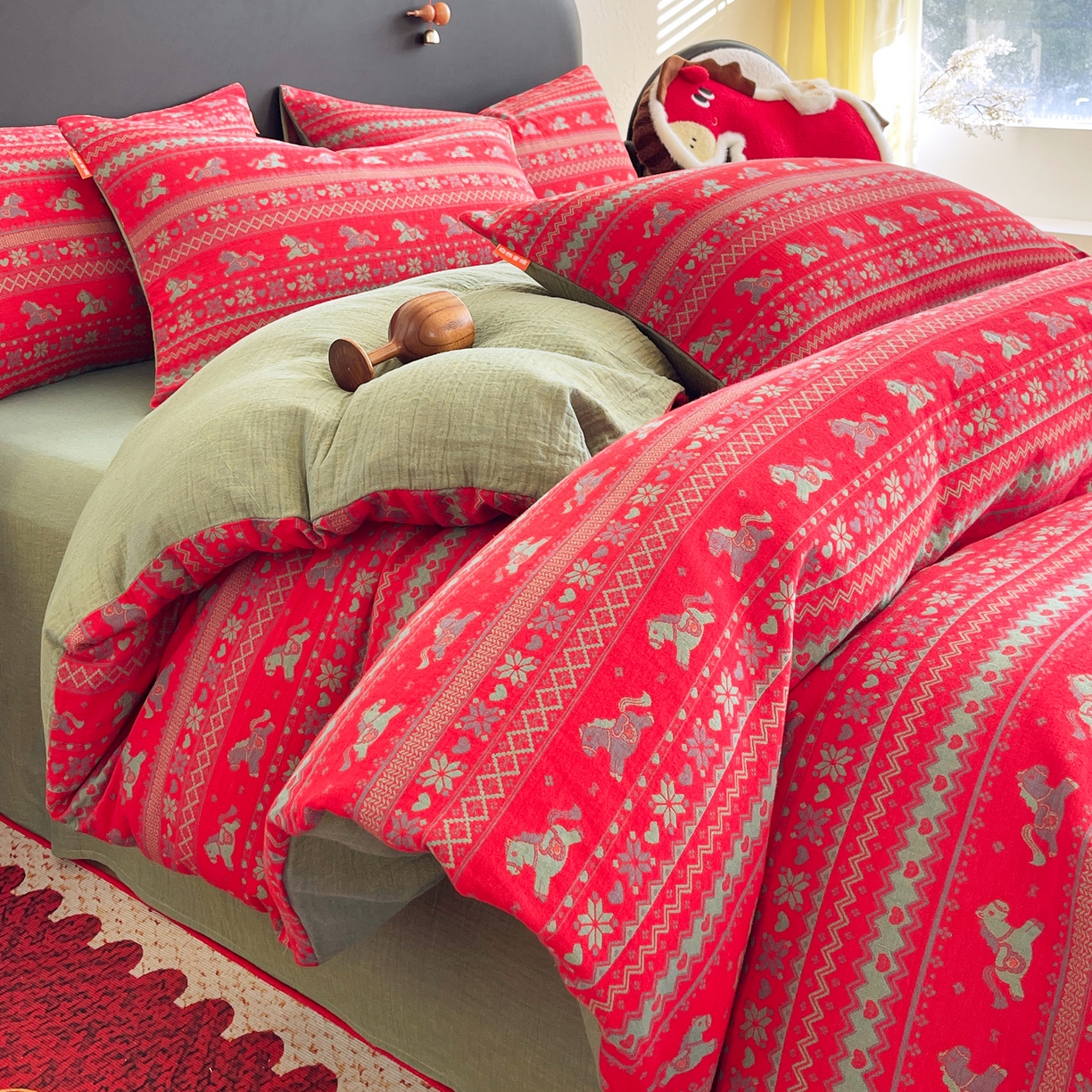 91家纺网 家纺一手货源 找家纺 春皖家纺 2026新款全棉色织双层纱提花百福系列拉链款-四件套 红绝影