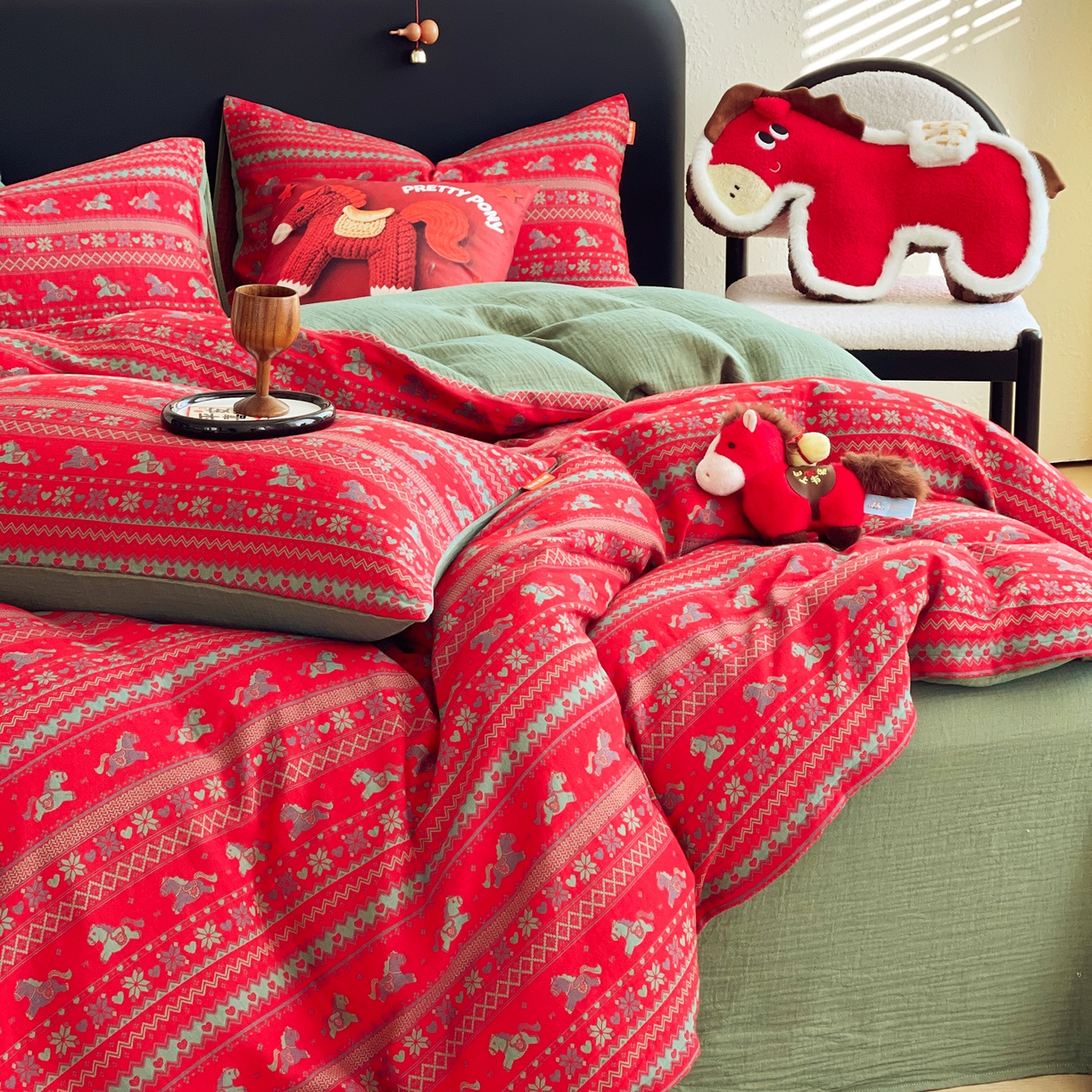 91家纺网 家纺一手货源 找家纺 春皖家纺 2026新款全棉色织双层纱提花百福系列拉链款-四件套 红绝影