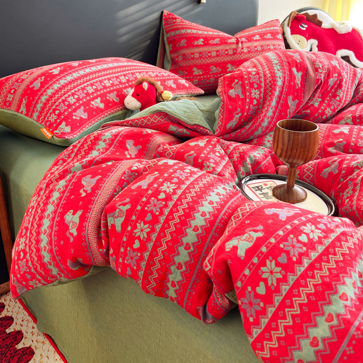 91家纺网 家纺一手货源 找家纺 春皖家纺 2026新款全棉色织双层纱提花百福系列拉链款-四件套 红绝影