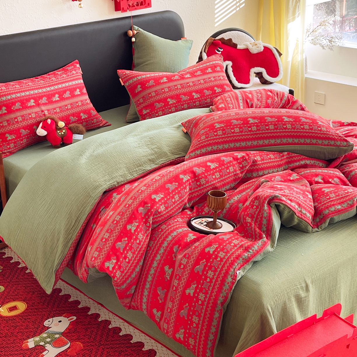 91家纺网 家纺一手货源 找家纺 春皖家纺 2026新款全棉色织双层纱提花百福系列拉链款-四件套 红绝影