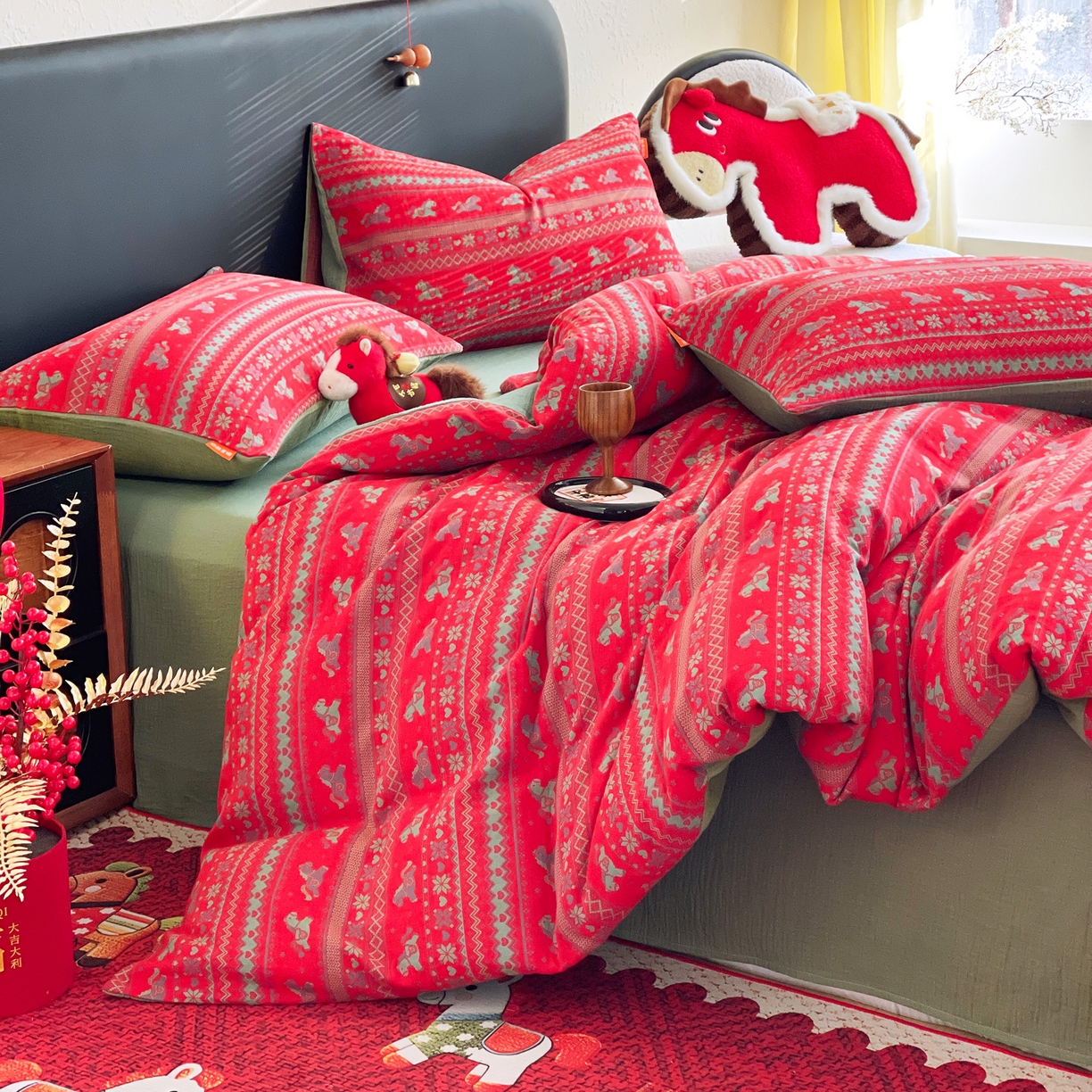 91家纺网 家纺一手货源 找家纺 春皖家纺 2026新款全棉色织双层纱提花百福系列拉链款-四件套 红绝影