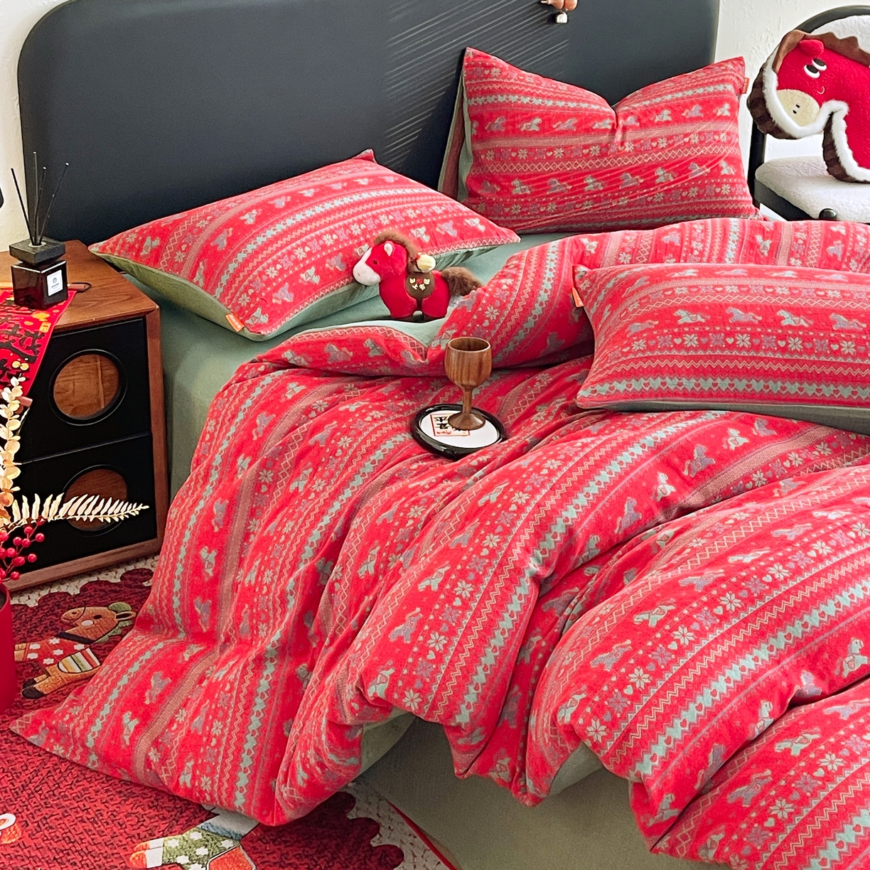 91家纺网 家纺一手货源 找家纺 春皖家纺 2026新款全棉色织双层纱提花百福系列拉链款-四件套 红绝影