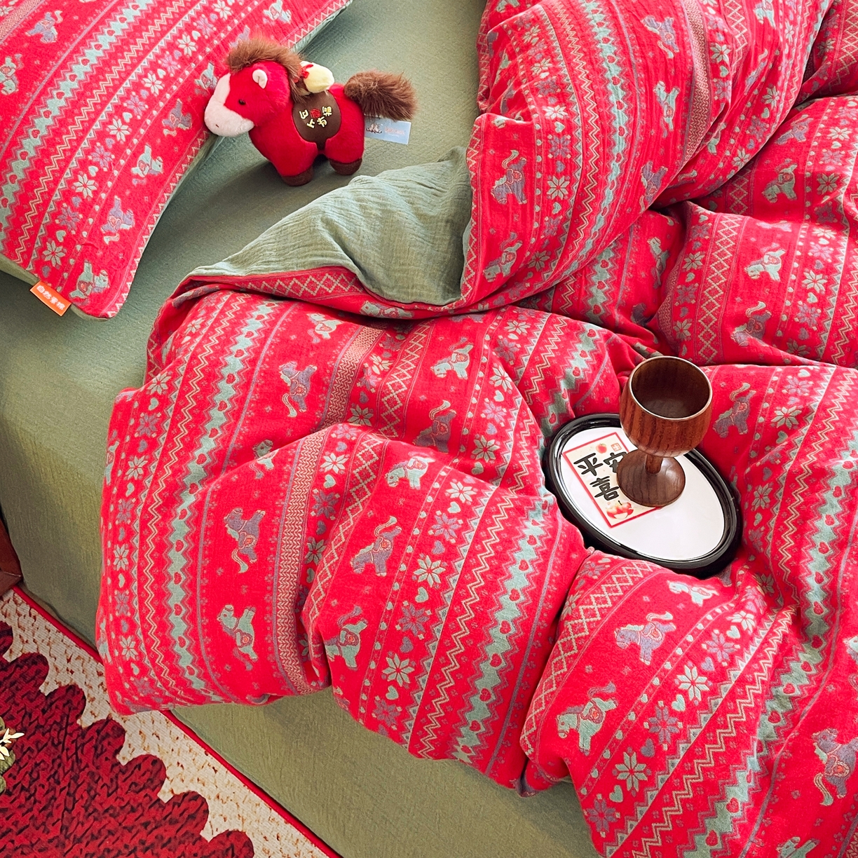 91家纺网 家纺一手货源 找家纺 春皖家纺 2026新款全棉色织双层纱提花百福系列拉链款-四件套 红绝影