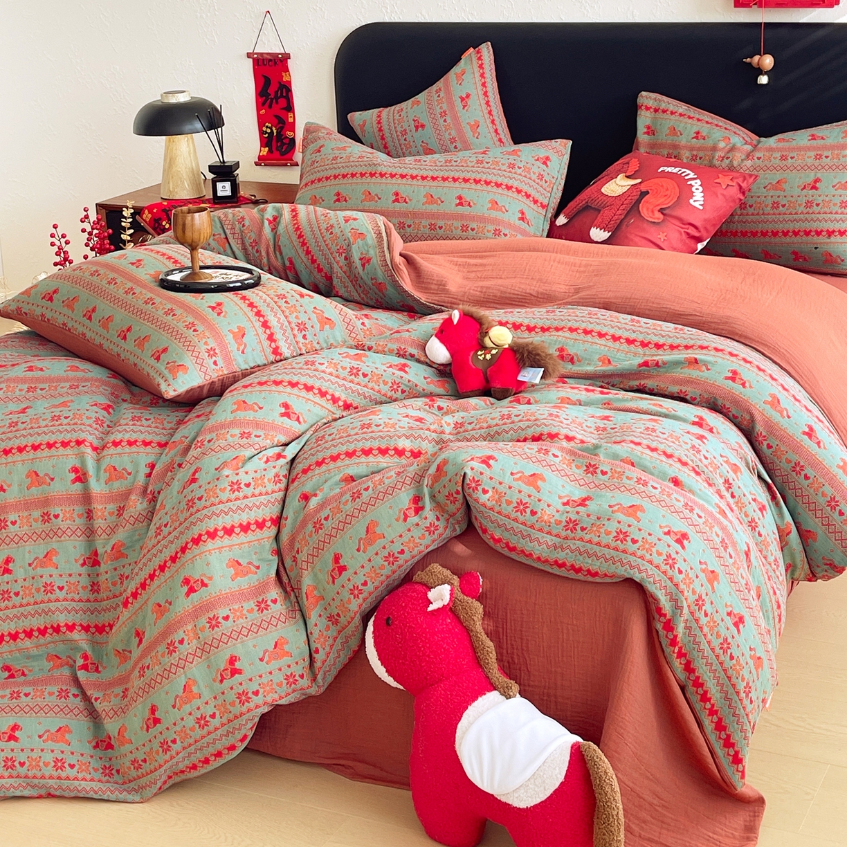 91家纺网 家纺一手货源 找家纺 春皖家纺 2026新款全棉色织双层纱提花百福系列拉链款-四件套 绿绝影