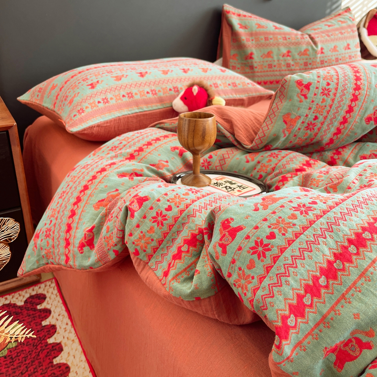 91家纺网 家纺一手货源 找家纺 春皖家纺 2026新款全棉色织双层纱提花百福系列拉链款-四件套 绿绝影