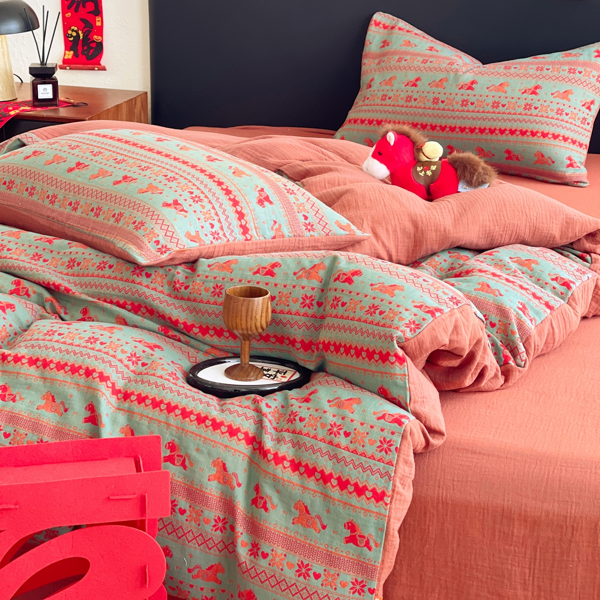 91家纺网 家纺一手货源 找家纺 春皖家纺 2026新款全棉色织双层纱提花百福系列拉链款-四件套 绿绝影