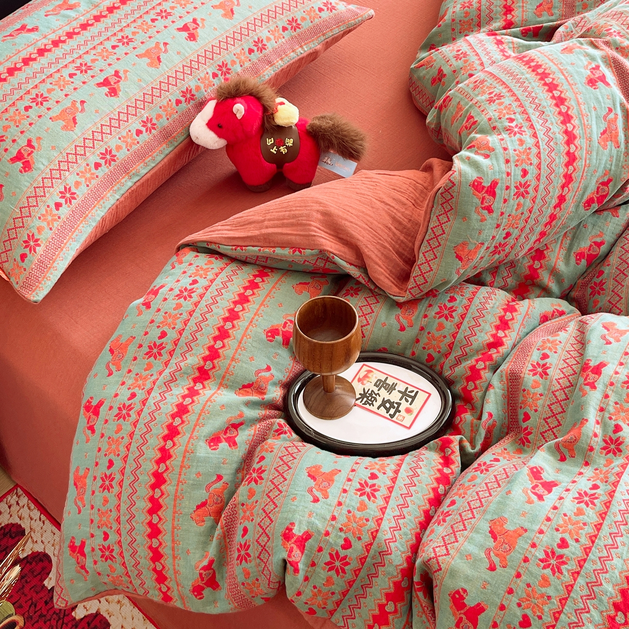 91家纺网 家纺一手货源 找家纺 春皖家纺 2026新款全棉色织双层纱提花百福系列拉链款-四件套 绿绝影