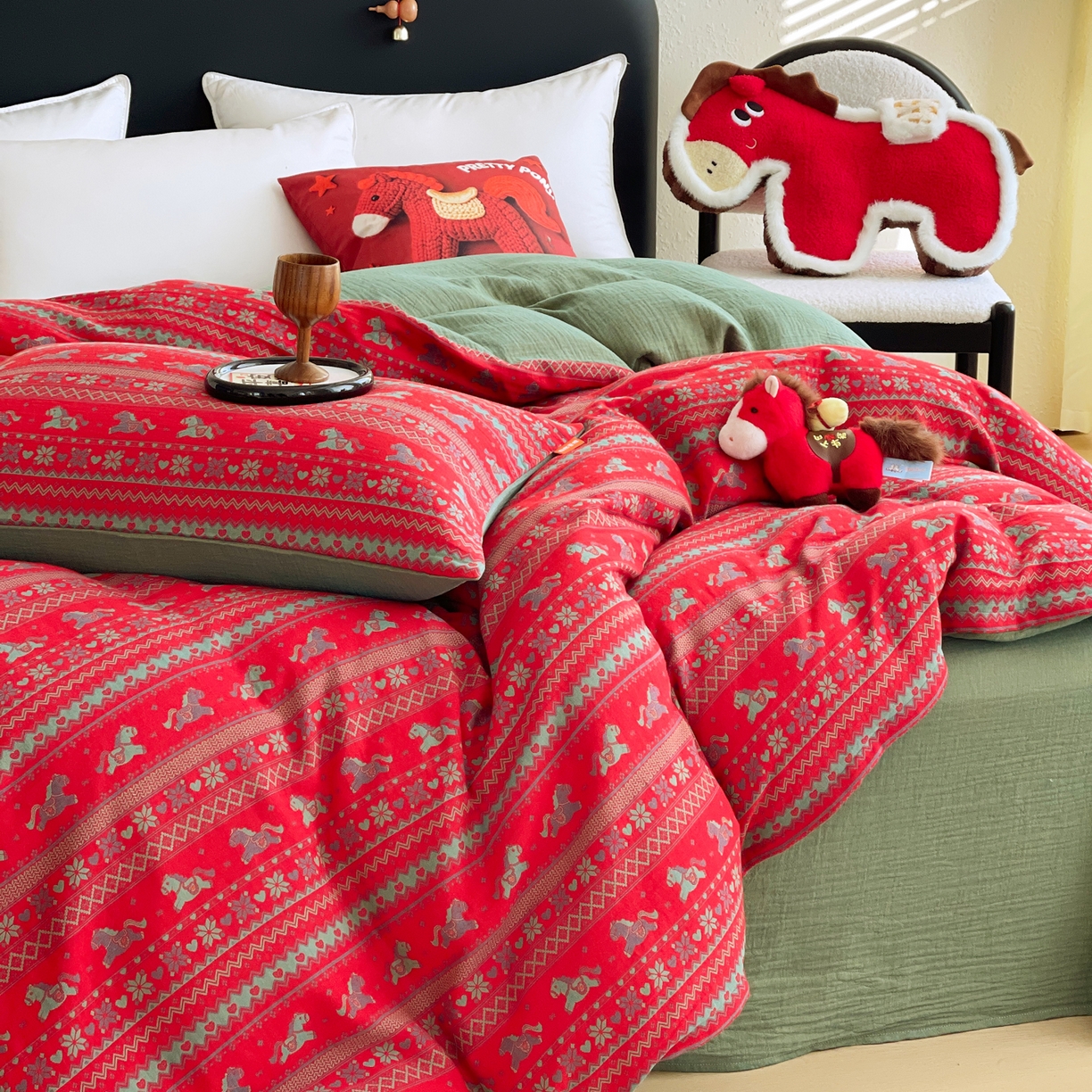 91家纺网 家纺一手货源 找家纺 春皖家纺 2026新款全棉色织双层纱提花百福系列拉链款-单被套 红绝影