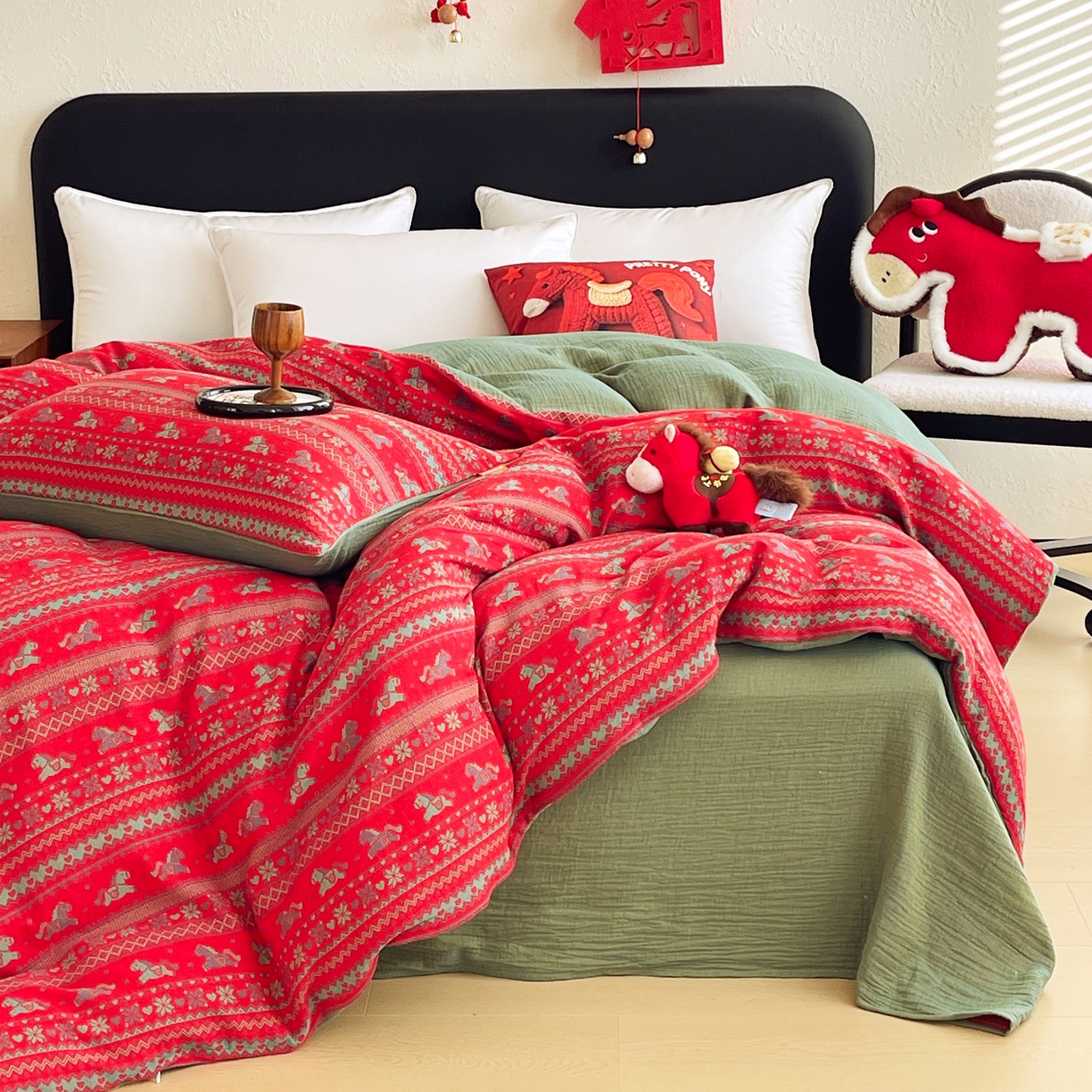 91家纺网 家纺一手货源 找家纺 春皖家纺 2026新款全棉色织双层纱提花百福系列拉链款-单被套 红绝影