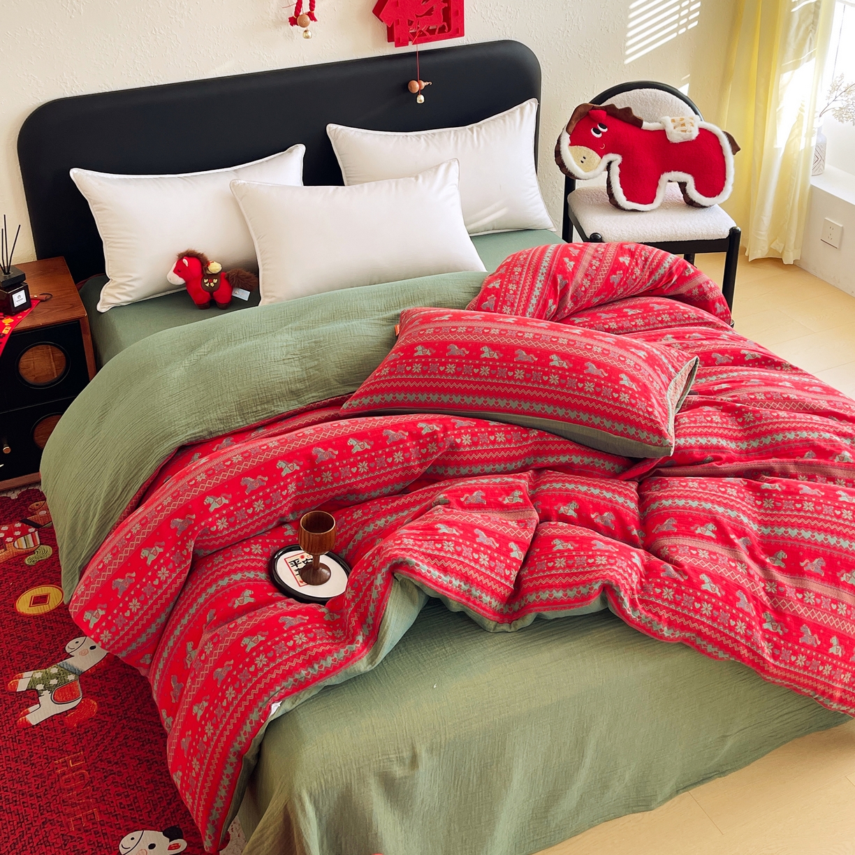 91家纺网 家纺一手货源 找家纺 春皖家纺 2026新款全棉色织双层纱提花百福系列拉链款-单被套 红绝影