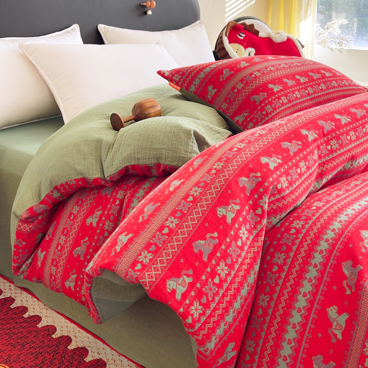 91家纺网 家纺一手货源 找家纺 春皖家纺 2026新款全棉色织双层纱提花百福系列拉链款-单被套 红绝影