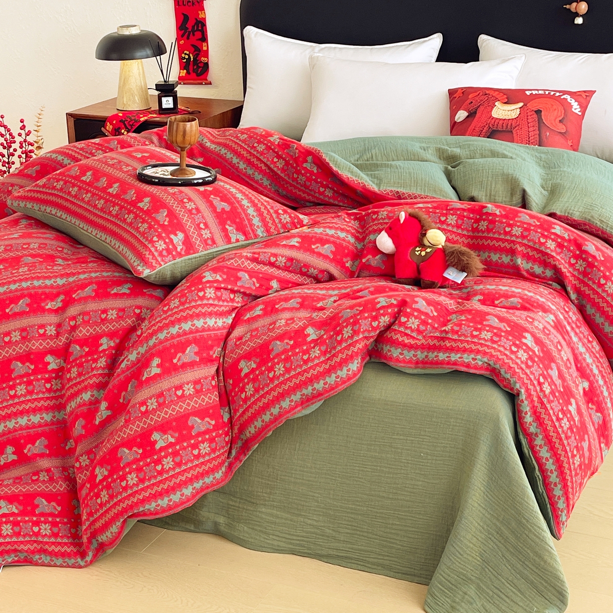 91家纺网 家纺一手货源 找家纺 春皖家纺 2026新款全棉色织双层纱提花百福系列拉链款-单被套 红绝影