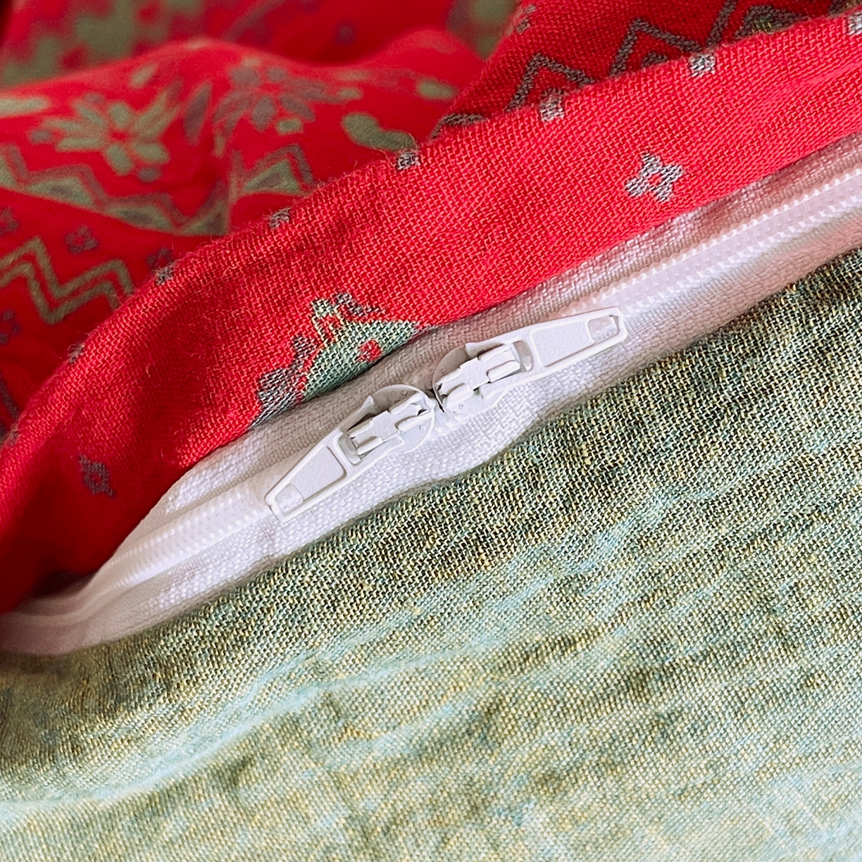 91家纺网 家纺一手货源 找家纺 春皖家纺 2026新款全棉色织双层纱提花百福系列拉链款-单被套 红绝影