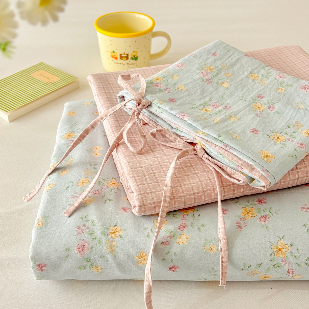 91家纺网 家纺一手货源 找家纺 （总）金梦拉家纺 2026新款小清新绑带格纹碎花系列四件套-花园里系列