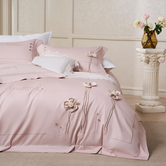 91家纺网 家纺一手货源 找家纺 诗黛尔 2026春夏新款长绒棉刺绣洛薇尔系列四件套（会员-20） 洛薇尔  雅粉金