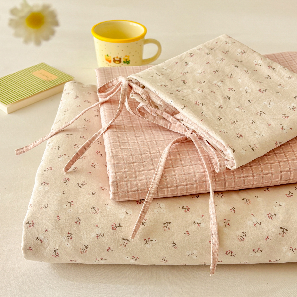 91家纺网 家纺一手货源 找家纺 （总）金梦拉家纺 2026新款小清新绑带格纹碎花系列四件套-花园里系列