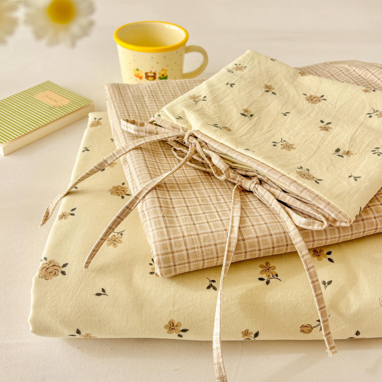 91家纺网 家纺一手货源 找家纺 （总）金梦拉家纺 2026新款小清新绑带格纹碎花系列四件套-花园里系列