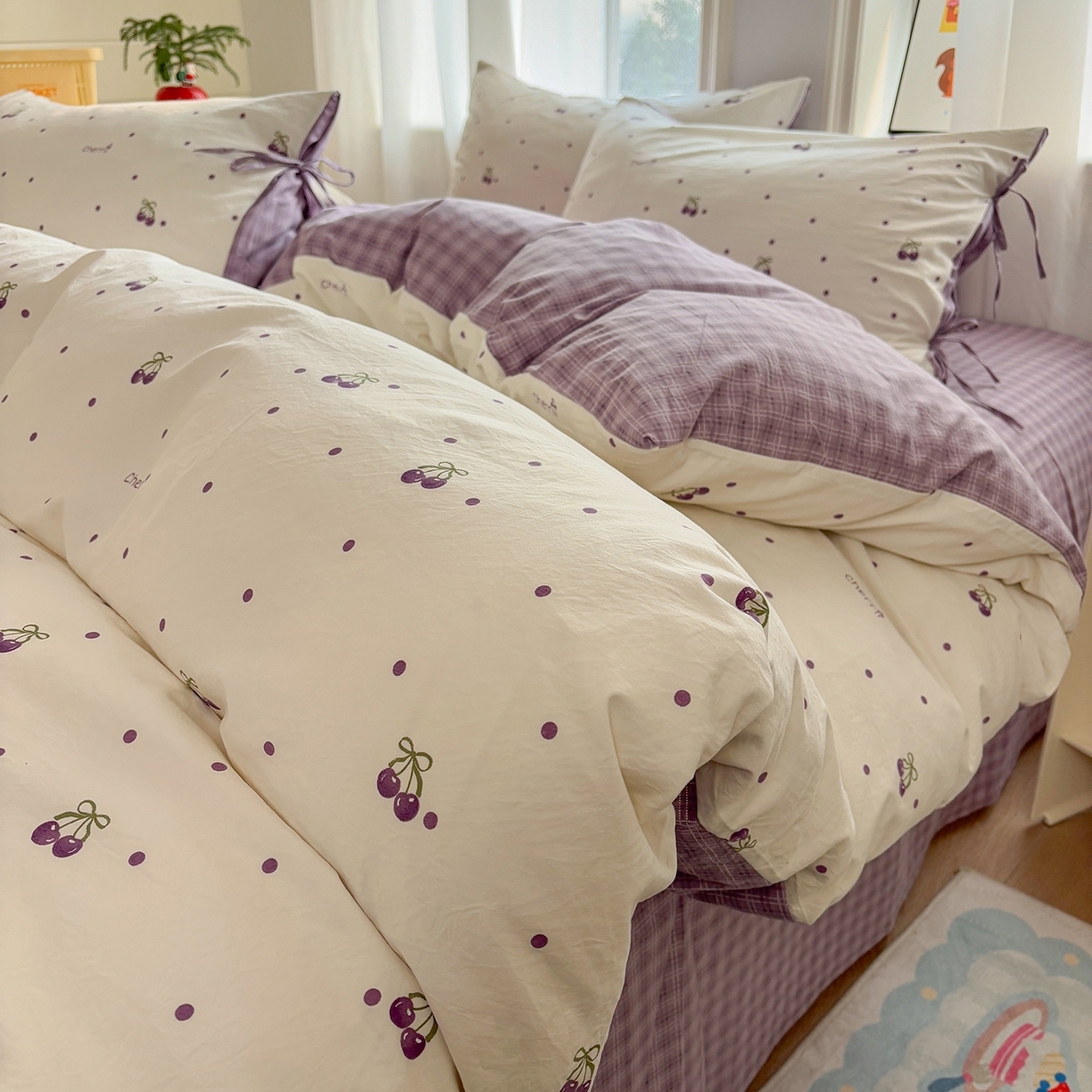 91家纺网 家纺一手货源 找家纺 金梦拉家纺 2026新款小清新绑带格纹碎花系列四件套-花园里系列 花园里-紫樱桃