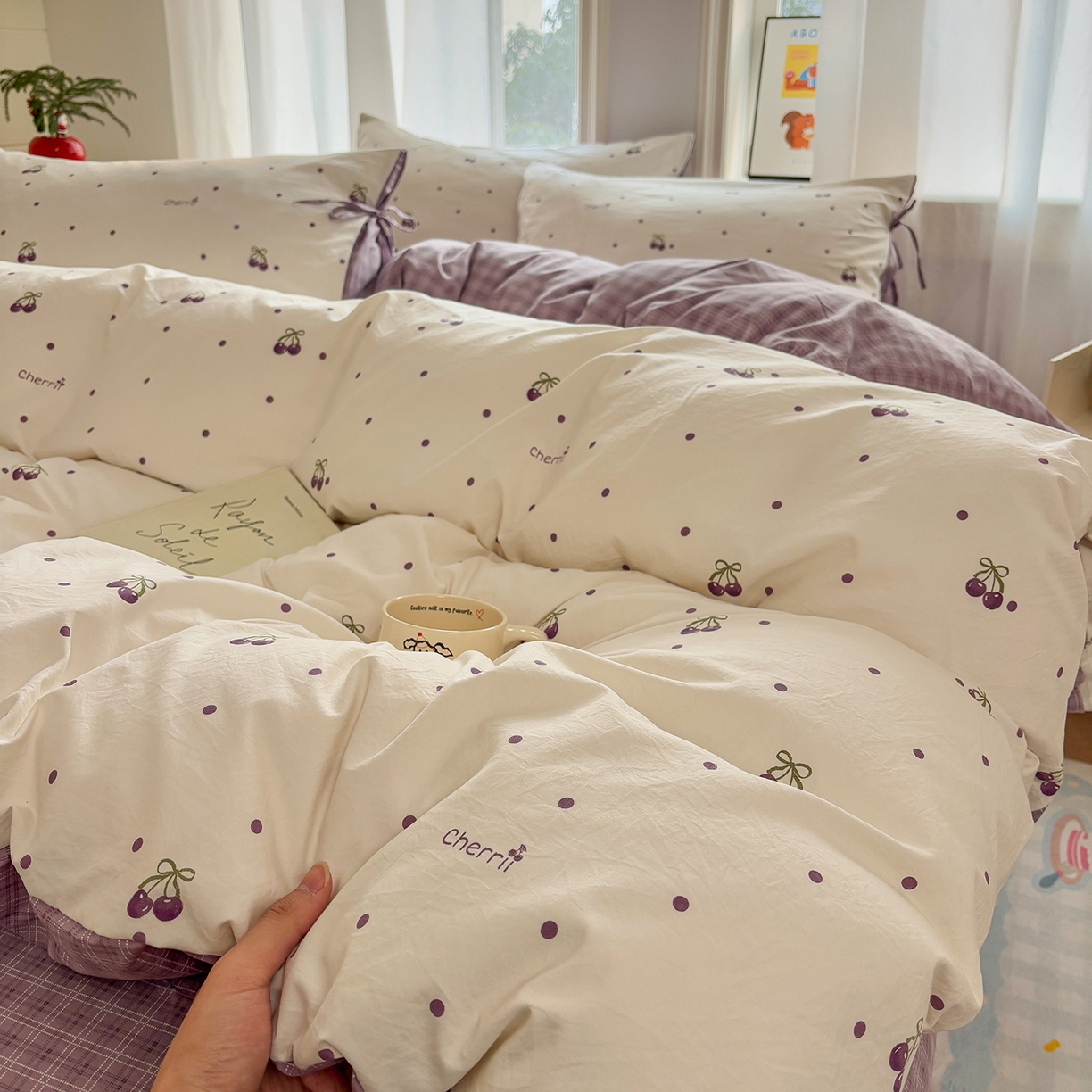 91家纺网 家纺一手货源 找家纺 金梦拉家纺 2026新款小清新绑带格纹碎花系列四件套-花园里系列 花园里-紫樱桃